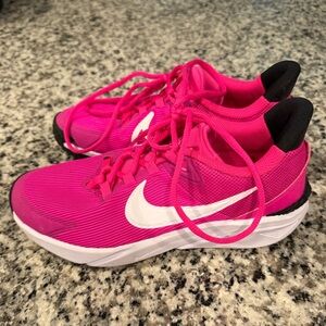 NWT Nike Star Runner 4 Girls (Fierce Pink/White) Big Kid Size 5